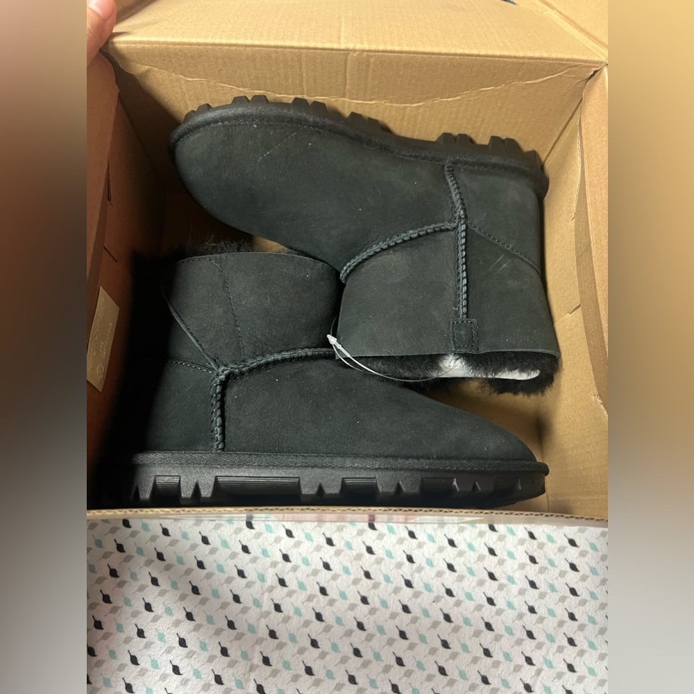Kirkland Signature Kid's Shearling Lined Suede Sheepskin Snow Boots  Black NWD
